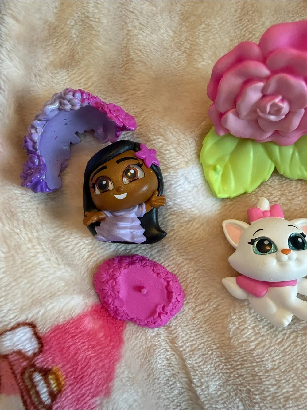 Disney Doorables In Full Bloom Enchanted Marie & Isabela Madrigal & Floral Mike